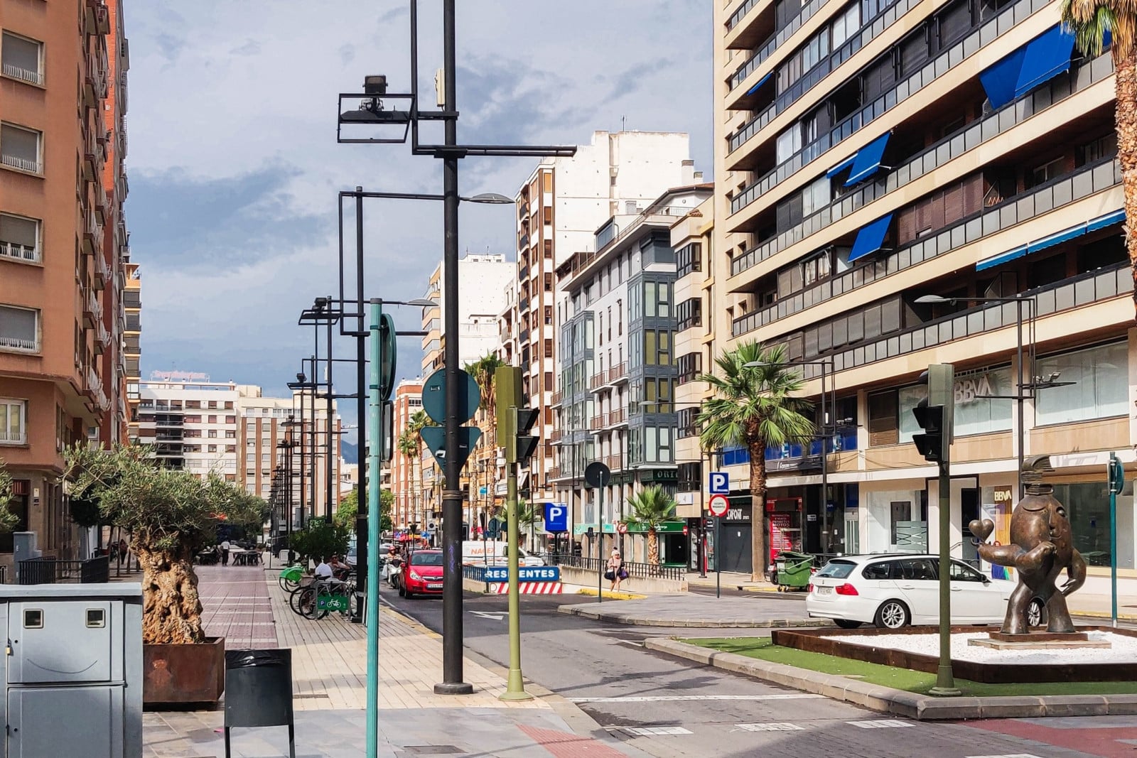 Calle residencial de Castellón de la Plana con edificios y palmeras
